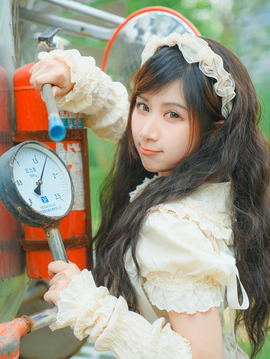 一个穿着白色连衣裙 头发扎成双马尾的年轻女子