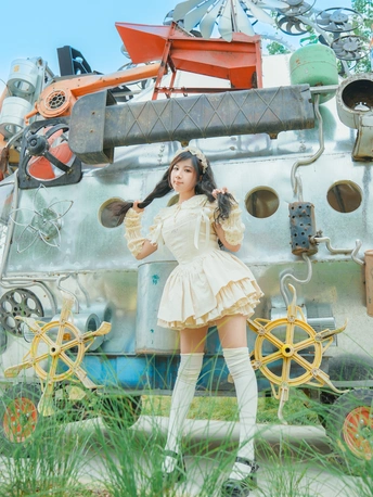 一个穿着白色连衣裙和靴子的年轻女子站在田野中