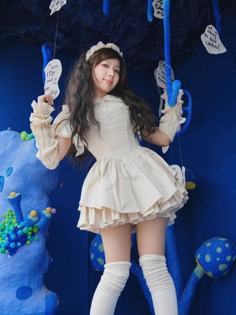 一个穿着白色连衣裙、蓝色袜子和靴子的年轻女孩