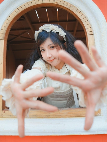 女孩正在看窗户外面的景色