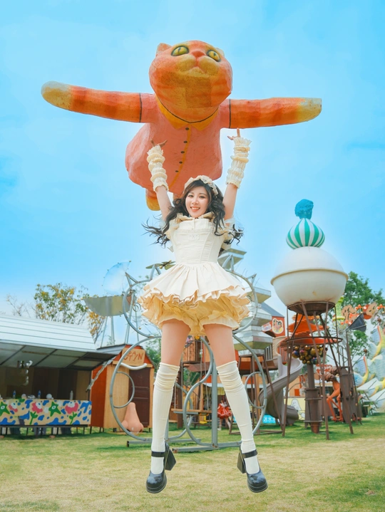 一个小女孩穿着啦啦队服在花车上跳舞