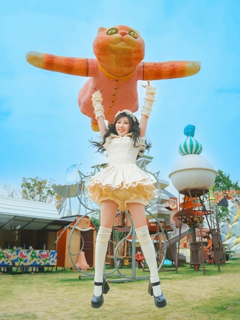 一个小女孩穿着啦啦队服在花车上跳舞