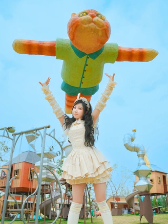 站在旁边的一个小女孩穿着裙子