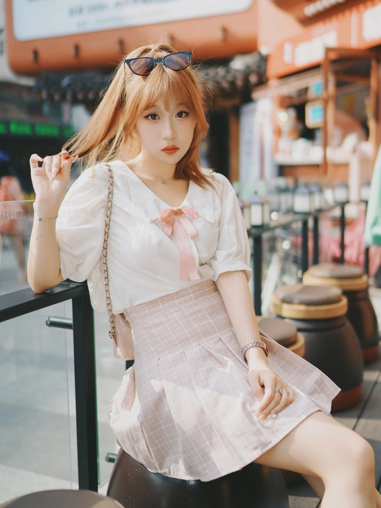 一个穿着裙子的年轻女子坐在椅子上