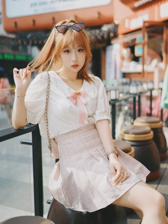 一个穿着裙子的年轻女子坐在椅子上