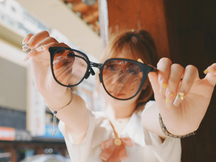 戴眼镜的年轻女子举手
