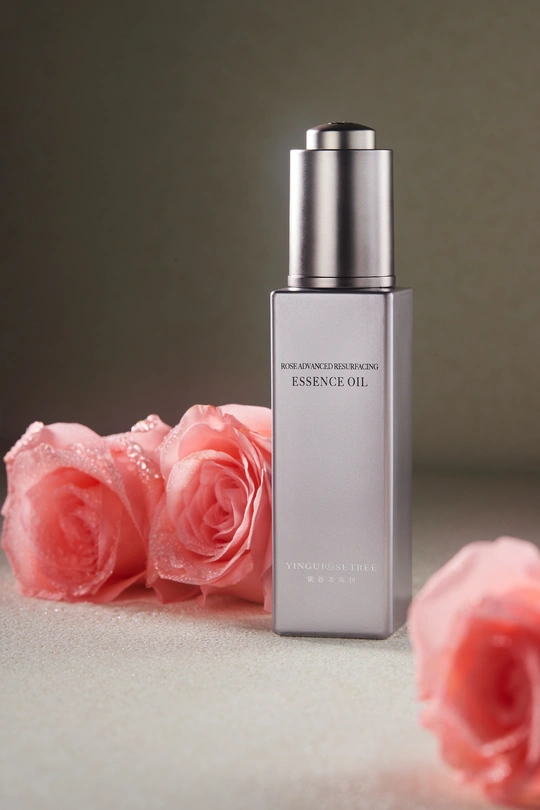 一瓶香水 旁边是粉红色玫瑰