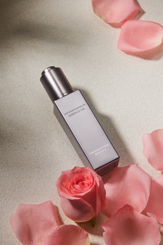 一瓶香水 周围环绕着粉色玫瑰