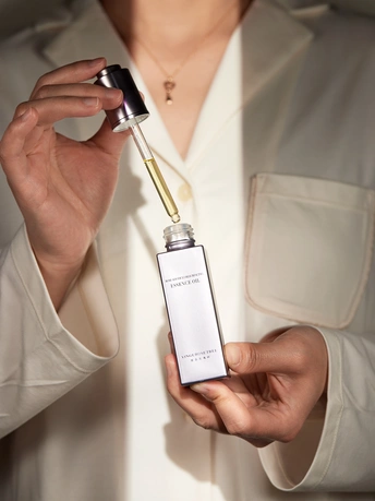 一位女士手里拿着一瓶香水