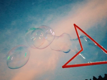 红色鸢鸟在蓝色天空中吹泡泡