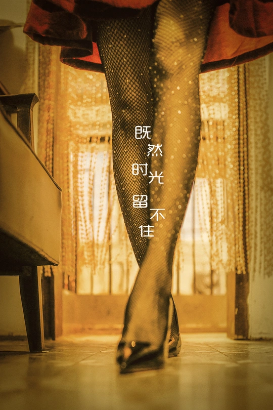 一位穿着红色连衣裙、黑色紧身裤和高跟鞋的女性站在钢琴前面。