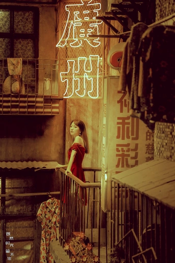 一位穿红裙子的女人站在一栋建筑前