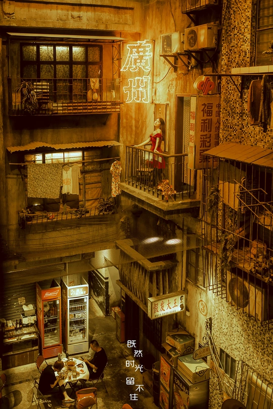 城市区域的空中俯瞰 地面上堆满了东西。