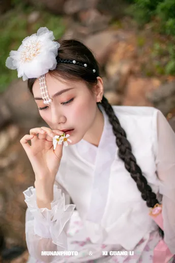 一个穿着传统服装 头戴白花的年轻女孩