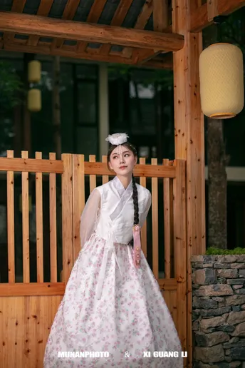 一位穿着日本传统服装的年轻女子