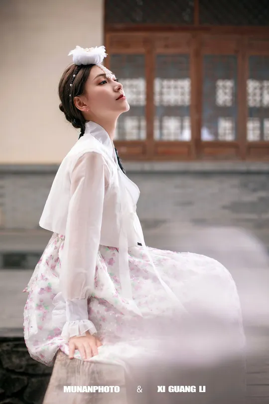 一张穿白裙子的女人的海报