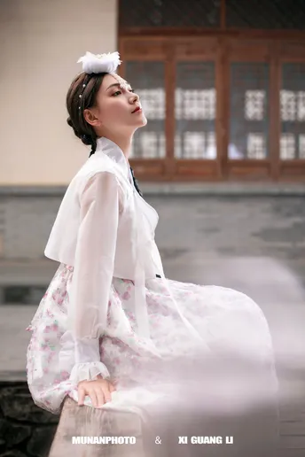 一张穿白裙子的女人的海报