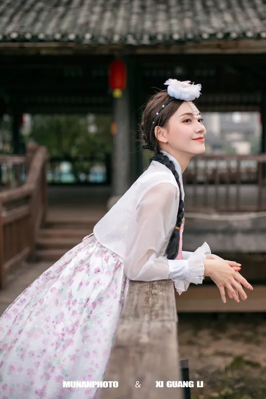 一位穿着传统服装的女孩