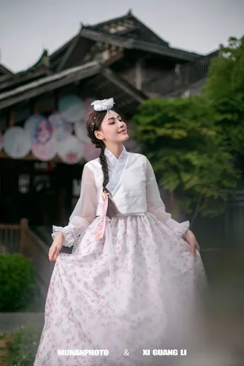 一位穿着传统服装并拿着雨伞的女人