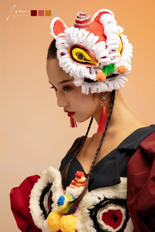 穿着传统服装的模特