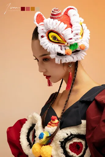 穿着传统服装的模特