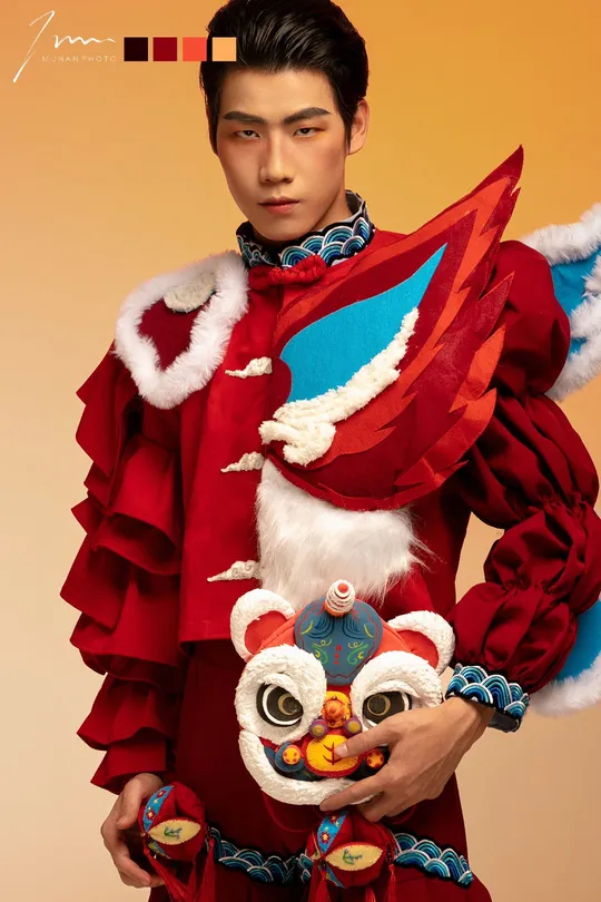 一个男孩穿着电影角色的服装