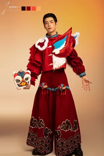 穿着传统服装的人