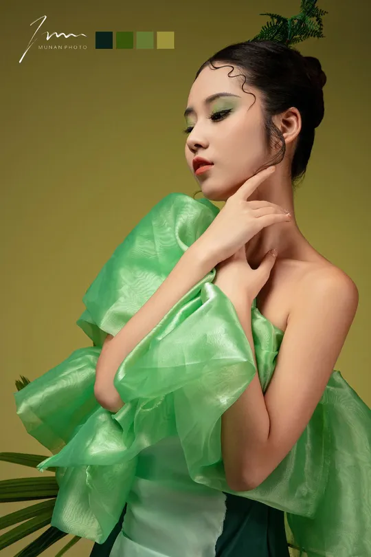 一位穿着绿色连衣裙的美丽年轻女子