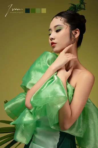 一位穿着绿色连衣裙的美丽年轻女子