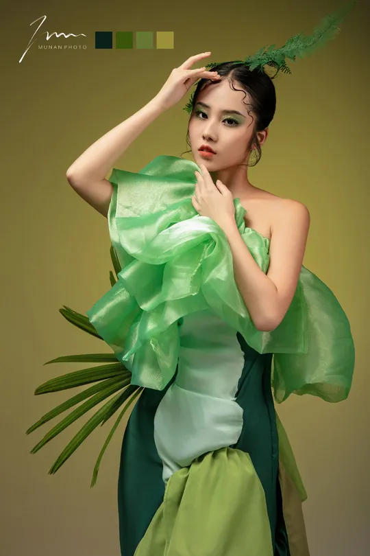一位穿着绿色服装的美女