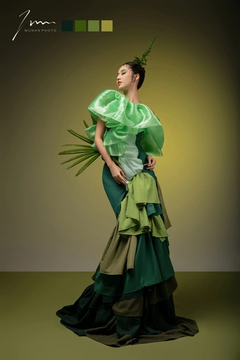 一位穿着绿色传统服装 带着伞的美女