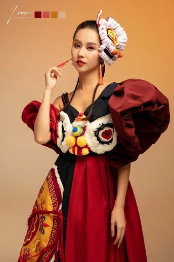 穿着传统服装的模特 身着红色连衣裙并抽烟。