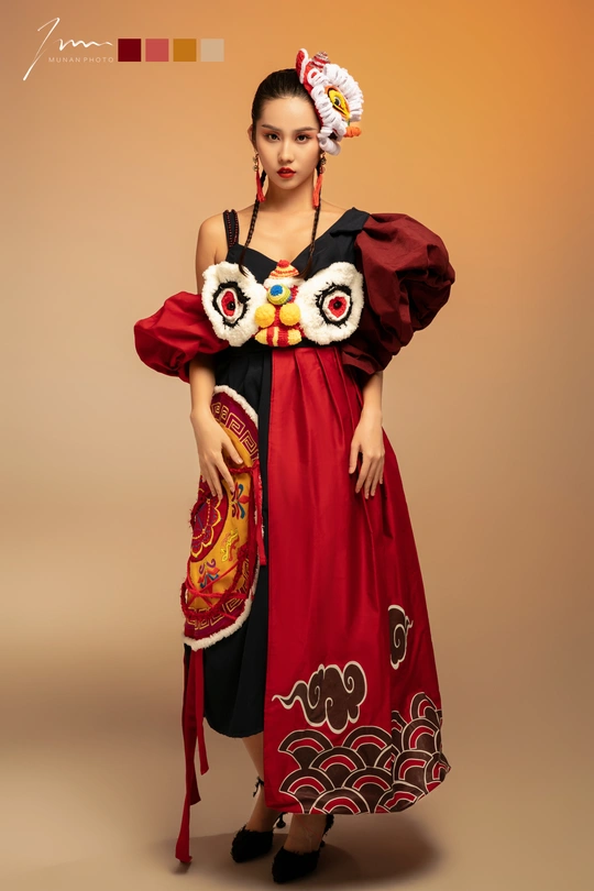 美丽的年轻女子穿着传统服装 在橙色背景前摆姿势