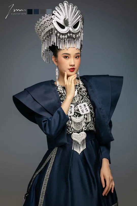 一位穿着传统东方风格蓝色服装的模特