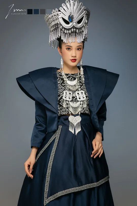 一位穿着东方传统蓝色服装的模特