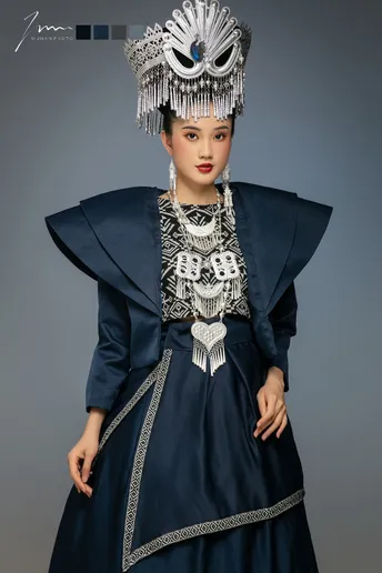 一位穿着东方传统蓝色服装的模特