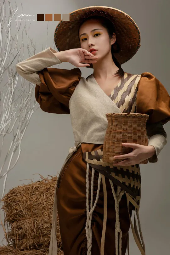 一位穿着草帽篮子的人服装的女性