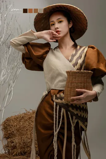 一位穿着草帽篮子的人服装的女性