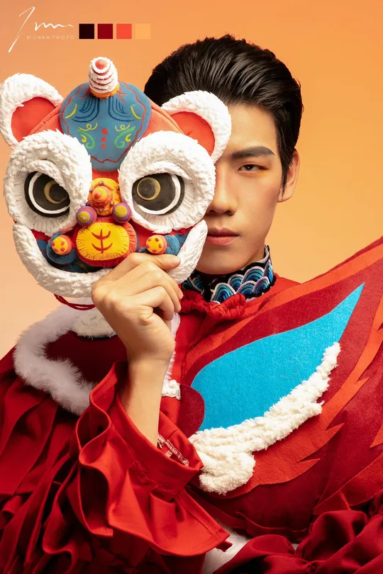 穿红衣服的人手里拿着一张人的照片