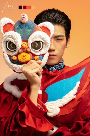 穿红衣服的人手里拿着一张人的照片