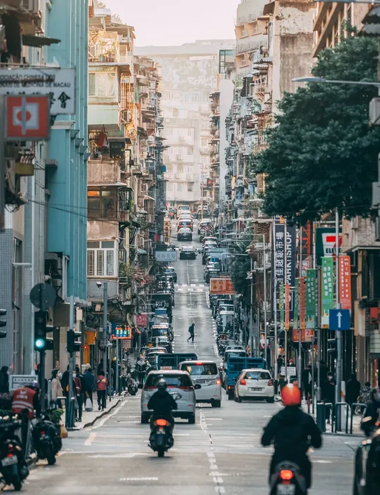 繁忙的城市街道 许多人骑摩托车和汽车。