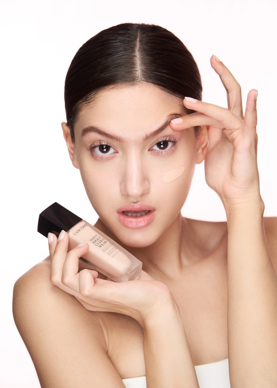 一位年轻美丽的女子正在用奶油敷脸