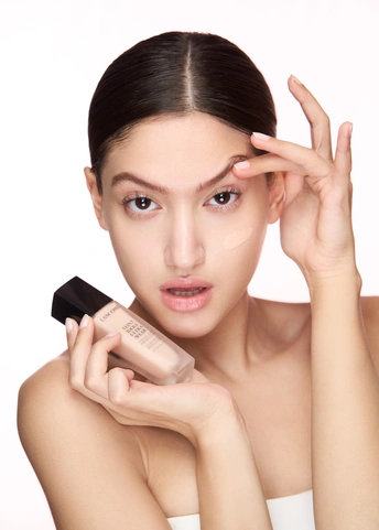 一位年轻美丽的女子正在用奶油敷脸