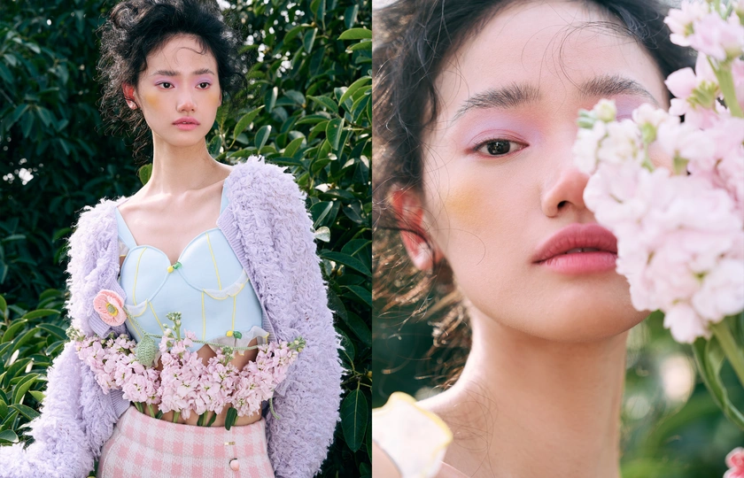 一位穿着连衣裙的女子手持白色花朵站在另一个模特旁边