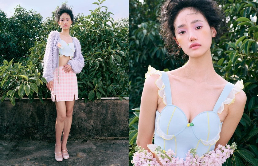 一位穿着蓝色连衣裙的女子手持花束站在模特旁边