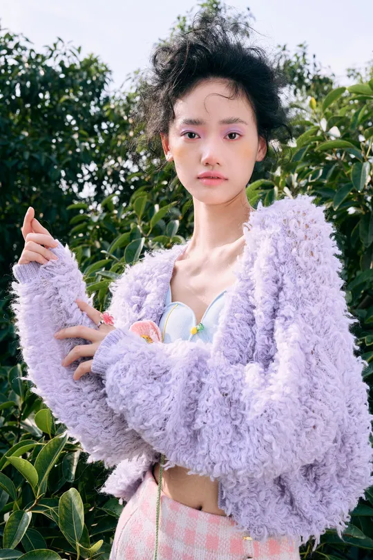 穿紫色毛绒毛衣的模特