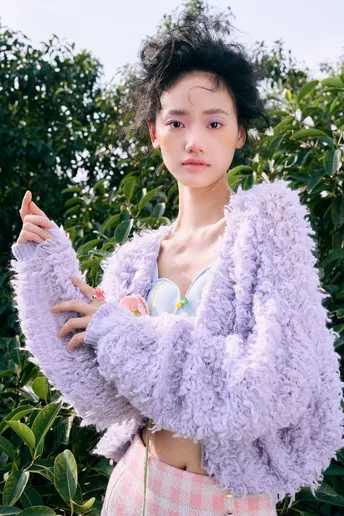 穿紫色毛绒毛衣的模特