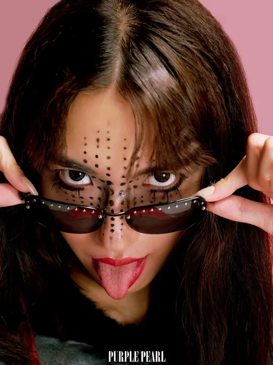 戴眼镜的女人 鼻子上和舌头上有洞