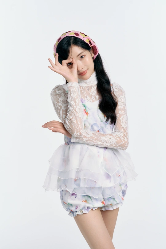 一位穿着短白色裙子的年轻女子