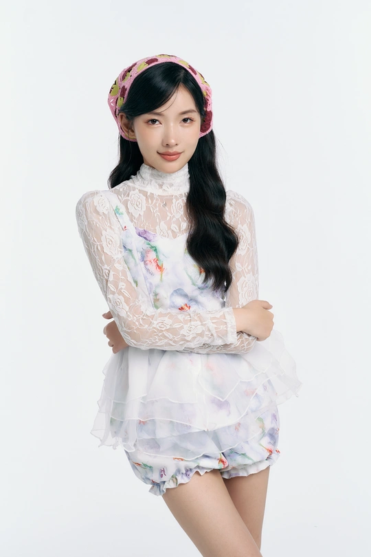 一位长发年轻女子穿着白色连衣裙和粉色裙子